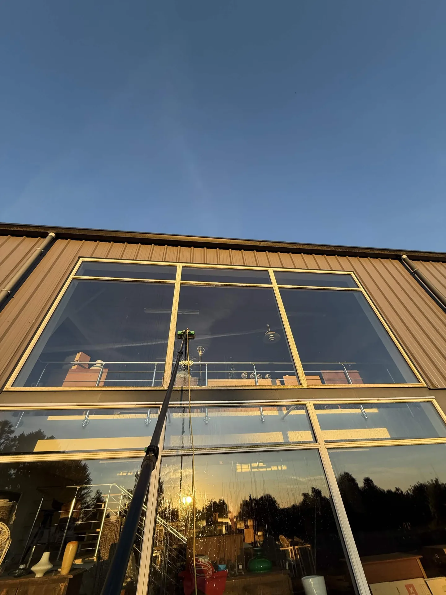Stort facadeparti pudset med teleskopstang